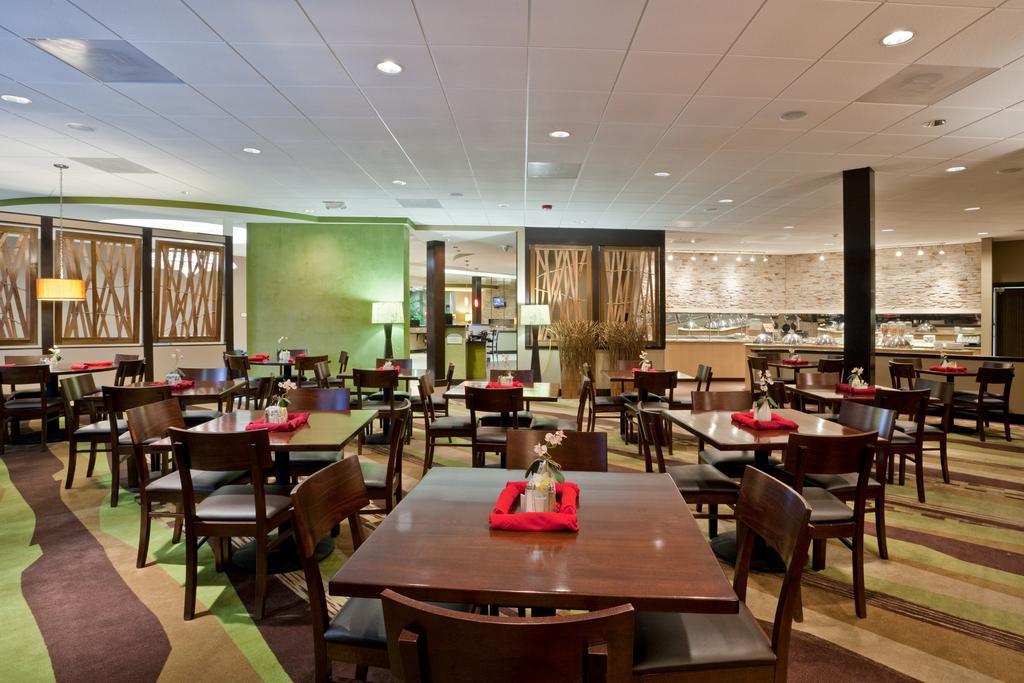 Holiday Inn Olathe Medical Center Restaurant photo