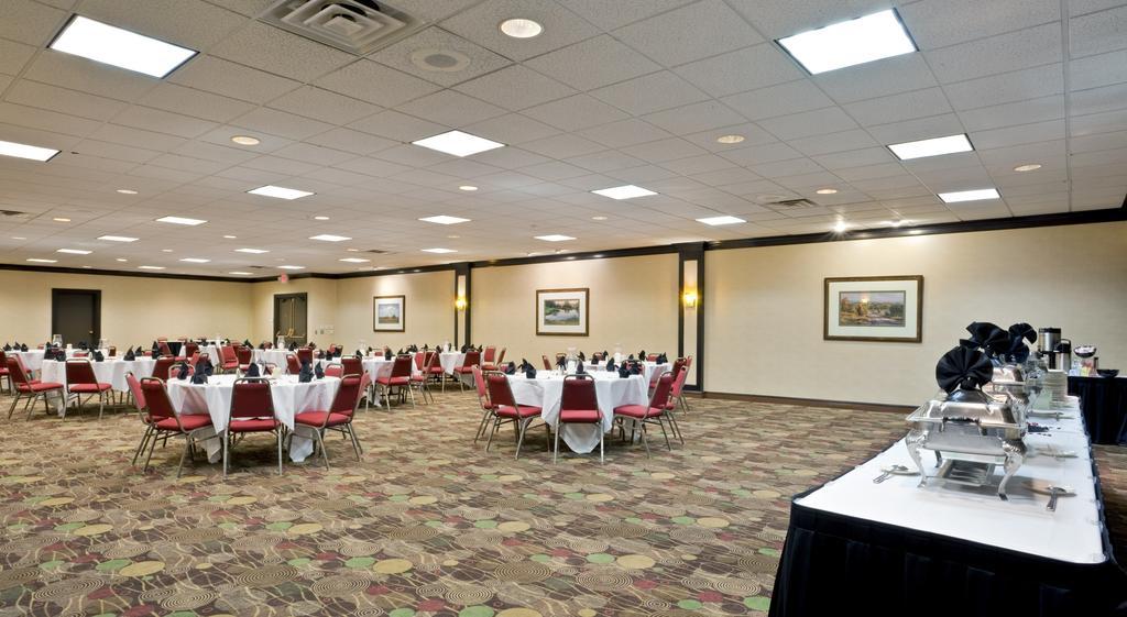 Holiday Inn Olathe Medical Center Restaurant photo